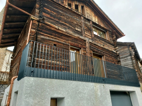 Barrière métallique extérieur, avec barreaudage vertical et cache dalle métallique