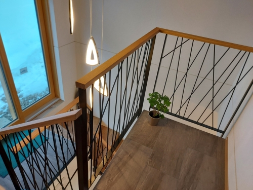 Barrière intérieur en bois et métal, barreaudage en fer rond croisé et mains-courante en chêne massif