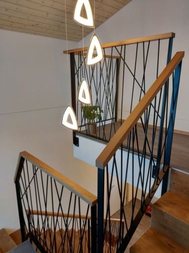 Barrière intérieur en bois et métal, barreaudage en fer rond croisé et mains-courante en chêne massif