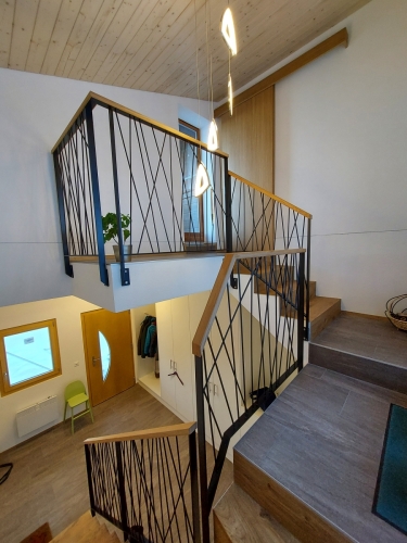 Barrière intérieur en bois et métal, barreaudage en fer rond croisé et mains-courante en chêne massif