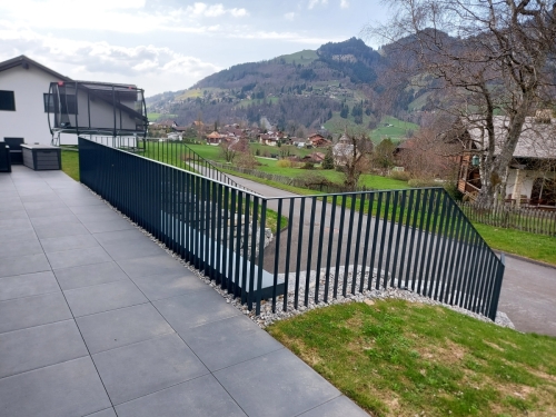 Garde-corps extérieur en métal, avec barreaudage en acier plat