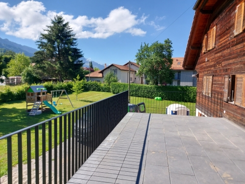 Garde-corps extérieur en métal, avec barreaudage en acier plat