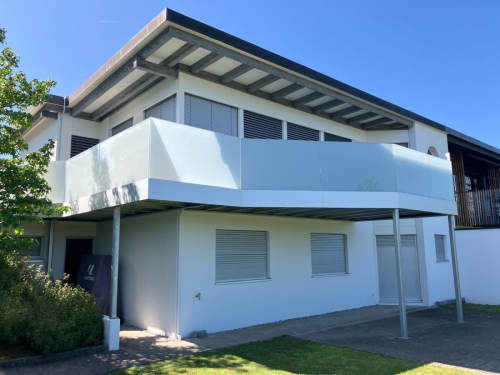 Balcon métallique avec balustrade entièrement vitré 