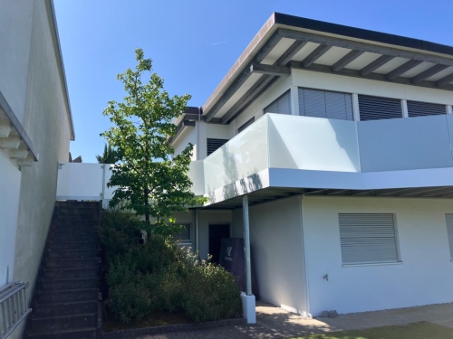 Balcon métallique avec balustrade entièrement vitré 