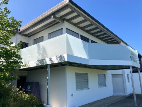 Balcon métallique avec balustrade entièrement vitré 