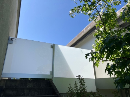 Balcon métallique avec balustrade entièrement vitré 