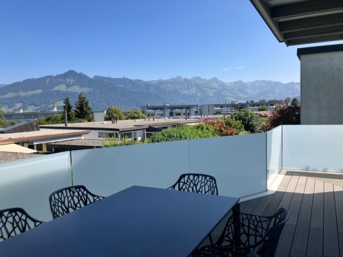 Balcon métallique avec balustrade entièrement vitré 