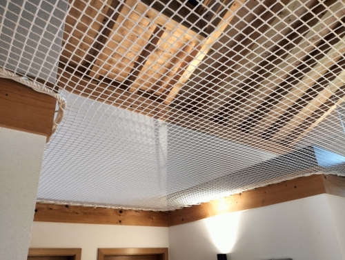 Garde-corps vitré avec passerelle et filet de jeu 