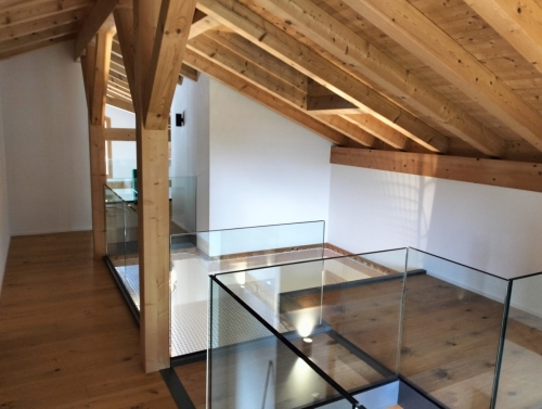 Garde-corps vitré avec passerelle et filet de jeu 