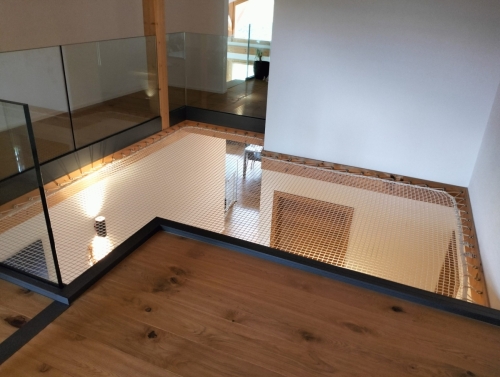 Garde-corps vitré avec passerelle et filet de jeu 