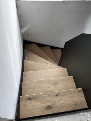 Escalier bois et métal en tôle pleine et marche en parquet assemblé