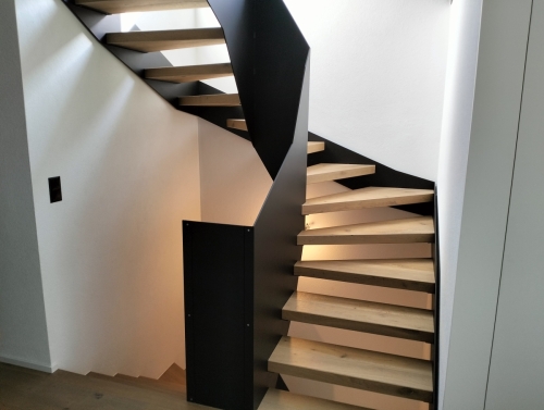 Escalier bois et métal en tôle pleine et marche en parquet assemblé