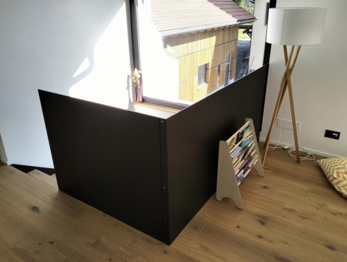 Escalier bois et métal en tôle pleine et marche en parquet assemblé