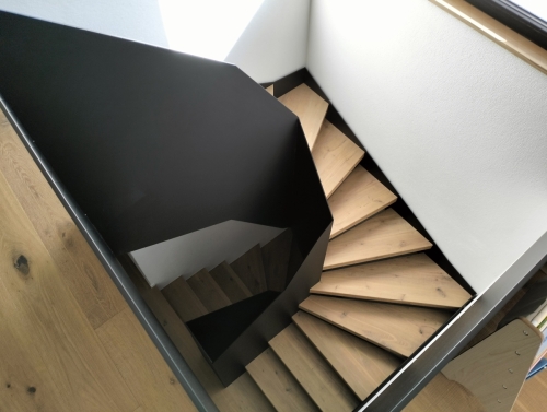 Escalier bois et métal en tôle pleine et marche en parquet assemblé