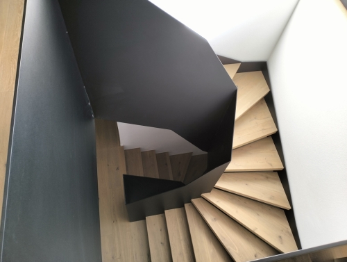 Escalier bois et métal en tôle pleine et marche en parquet assemblé