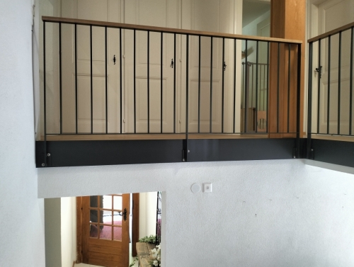 Barrière bois et métal avec barreaudage vertical carré, cache dalle métallique en crémaillère et mains-courante en chêne