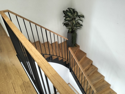 Barrière bois et métal avec barreaudage vertical carré, cache dalle métallique en crémaillère et mains-courante en chêne