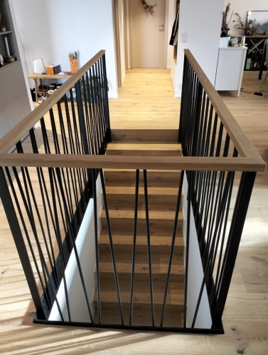 Garde-corps métallique avec barreaudage rond en oblique et main-courante en bois